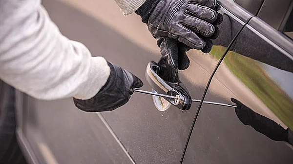 С чук, маски и крадена кола: Зрелищен обир на злато в София