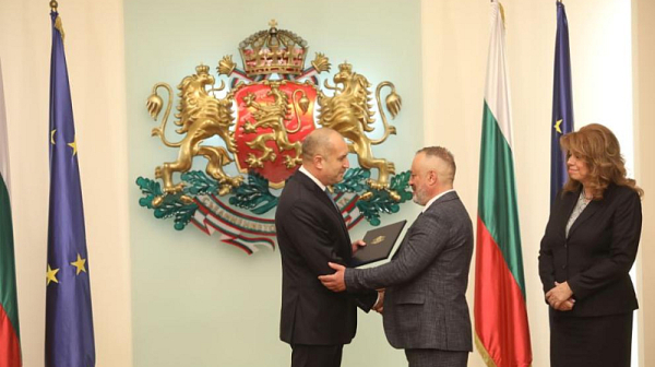 Официално: Президентът връчи български документи за самоличност на Любчо Георгиевски и Благой Шаторов