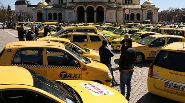 Таксиметровите шофьори искат таван за цените на горивата за година напред