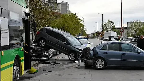 Дрогиран шофьор на автобус потроши 5 коли в Хасково