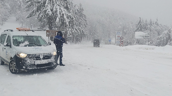 Усложнена пътна обстановка на места в страната заради обилен дъжд и сняг
