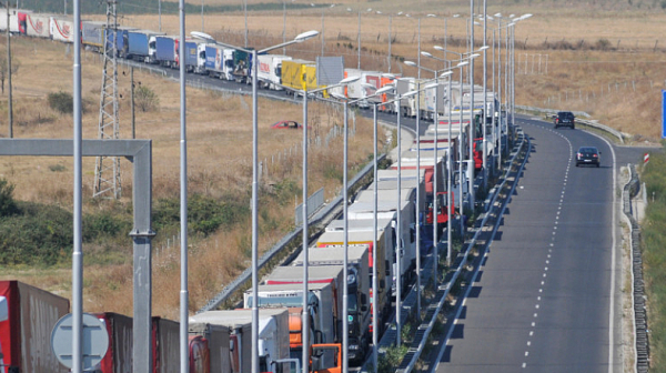 Общинският съвет в Свиленград иска паркинг до границата заради километричната колона от камиони