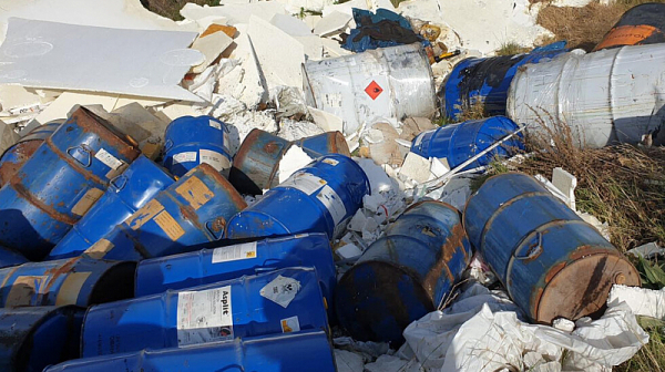 Намериха 250 варела с химикали, изхвърлени в София