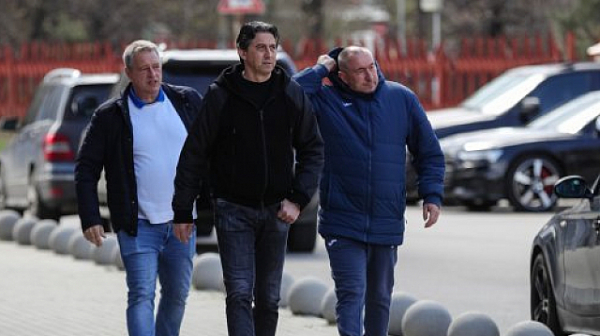Бомби във футболния ”Левски”: Директорът Ивайло Ивков си тръгна, ще го последва ли и Мъри Стоилов?