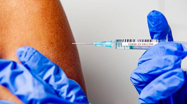 Възобновяват ваксинирането с ”АстраЗенека” от четвъртък