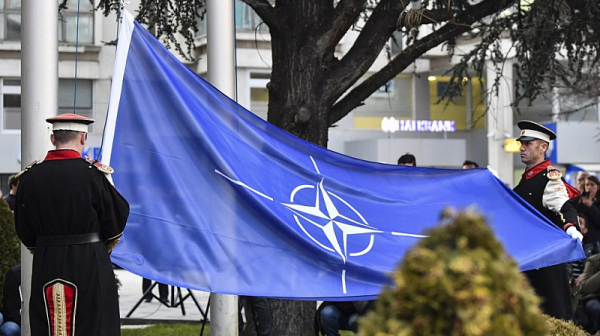 НАТО гони половината дипломати от представителството на Русия