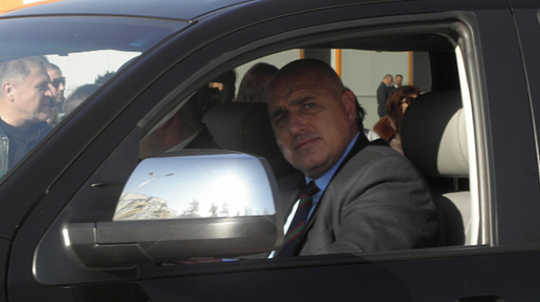 Сигнал: Борисов агитира незаконно в работно време със служебна кола