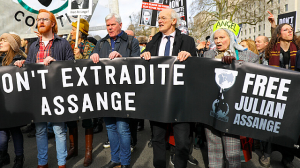 Стотици се събраха в Лондон, за да подкрепят Джулиан Асанж