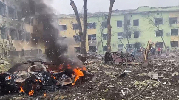 Три жертви, сред които и дете, на бомбардировката над болница в Мариупол