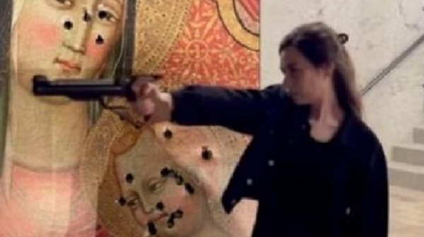 Политик в Швейцария с обвинение за стрелба по картина с Исус