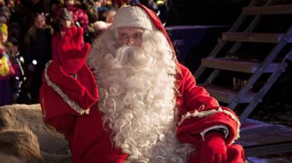 Радикали, облечени като Дядо Коледа, разпространиха листовки с антиимиграционни лозунги