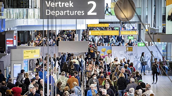 Снегът спря трафика: 450 отменени полета на летище Схипхол