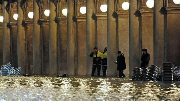Водата във Венеция спада, отвориха площад Сан Марко