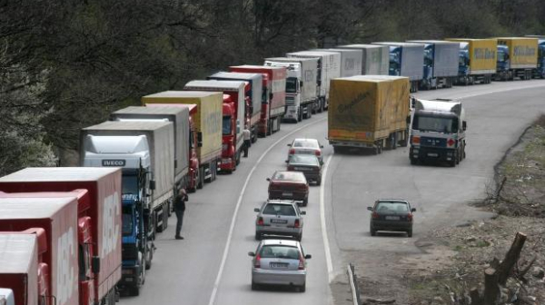 Временно спират камионите над 12 тона през ГКПП ”Калотина”