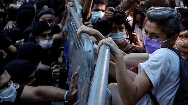 Протестиращите жени в Турция: Няма да се откажем от Истанбулската конвенция