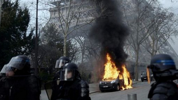 Нова година във Франция: Хулигани изгориха над 870 коли