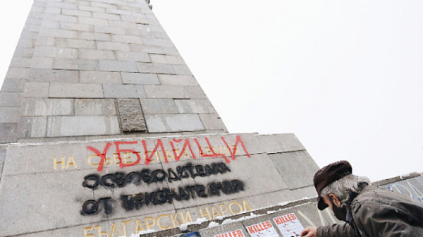 СДВР с дисциплинарна проверка за хванати младежи, драскали по паметника на Съветската армия