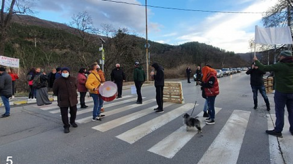 Недоволни граждани блокираха пътя София-Самоков