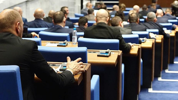 Трети вот на недоверие в парламента. Обречен ли е?