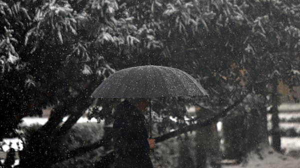 Седмицата започва с дъжд и сняг, обстановката в страната остава сложна