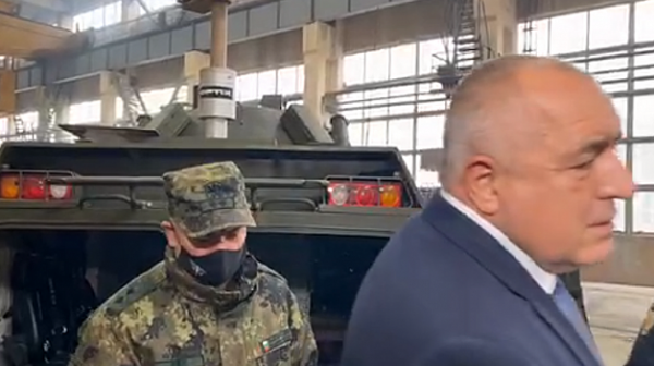 Борисов и Каракачанов не влязоха в танк Т-72, люкът е тесен