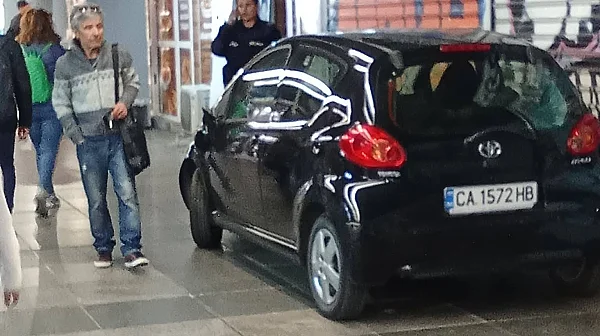 Кола без шофьор паркира в подлеза на „Орлов мост“