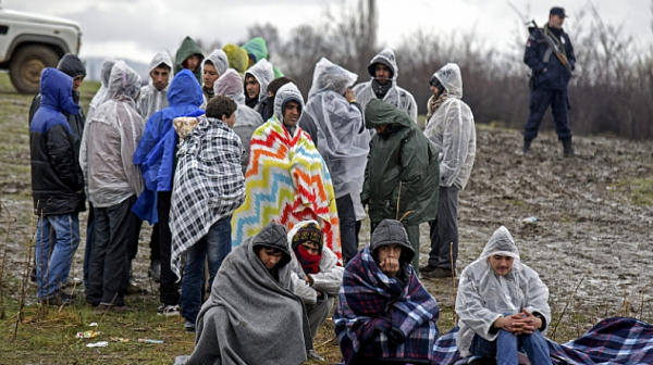 Над 15 000 мигранти все още са блокирани на ничията земя между Турция и Гърция