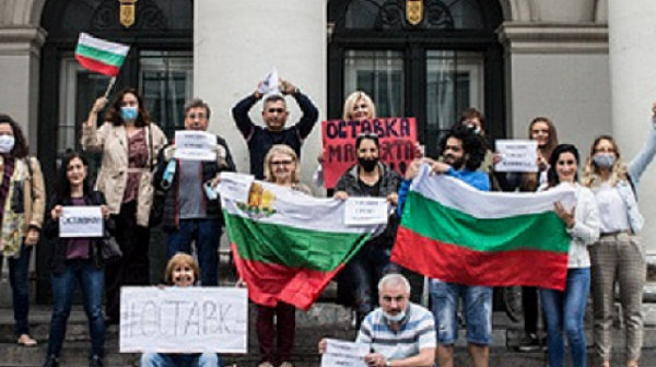 И българите в Брюксел започнаха протести срещу Борисов и Гешев