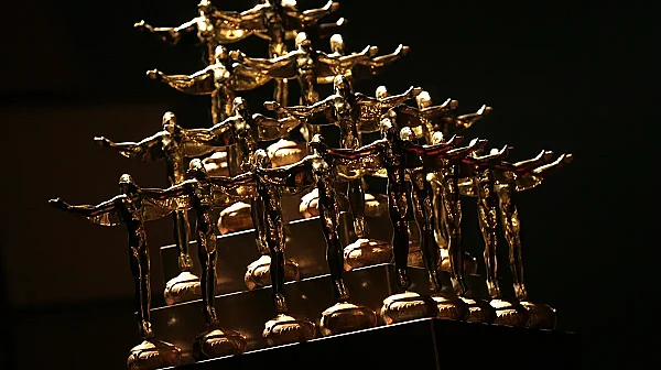 Да обичаш на инат: Урокът, който театърът ни дава днес