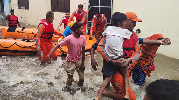 Над 100 жертви при опустошителни наводнения в Индия и Непал