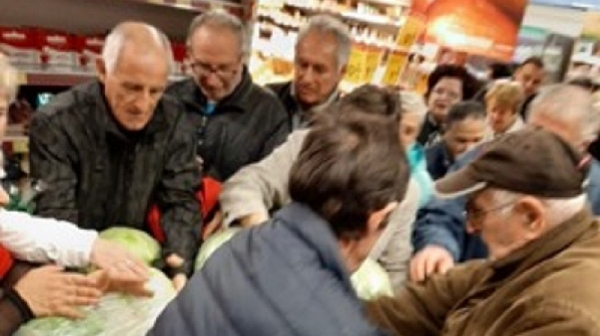 Батални сцени: Старци се биха за евтино зеле в Плевен /видео/