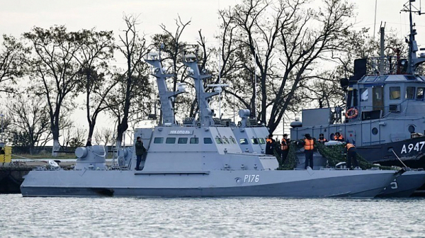 Русия върна на Украйна задържаните край Керч три военни кораба