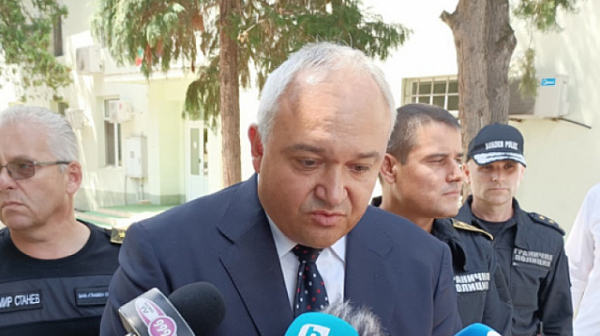 Демерджиев: Луксозна кола с мигранти е катастрофирала край София. Задържани са деветима