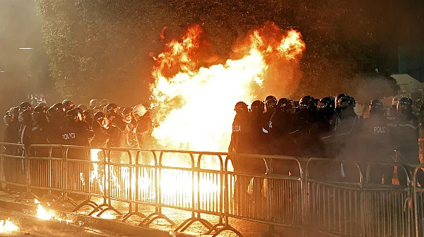 Протести в Албания – коктейли „Молотов“ и пиратки по сградите на институции