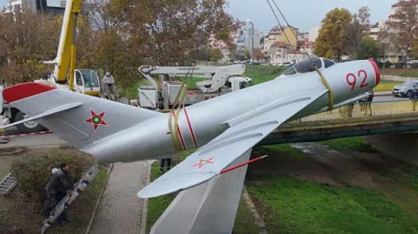 Върнаха изтребителя МиГ-17 на мястото му в Ямбол
