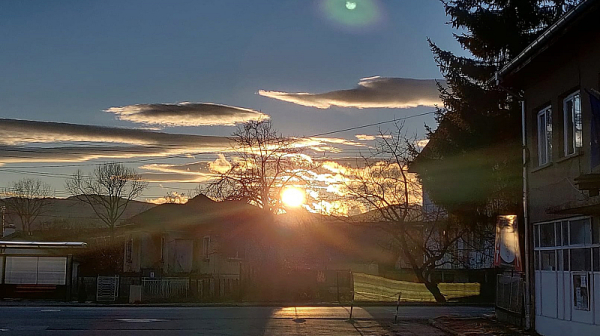 Слънчев понеделник и дъждове след сряда
