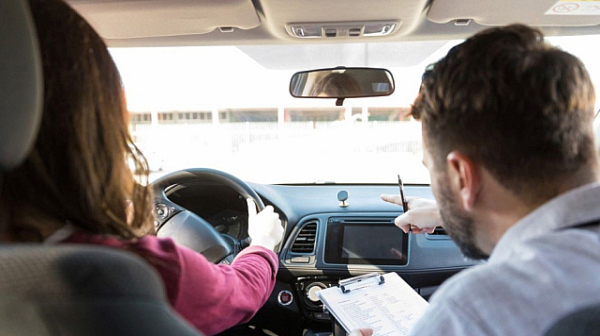 По-ниски такси, дигитални дневници и картони: как ще се променят шофьорските курсове?