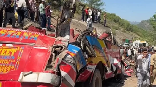 Ужас в Хималаите! Автобус се разби в дере – 21 души загинаха, 45 ранени