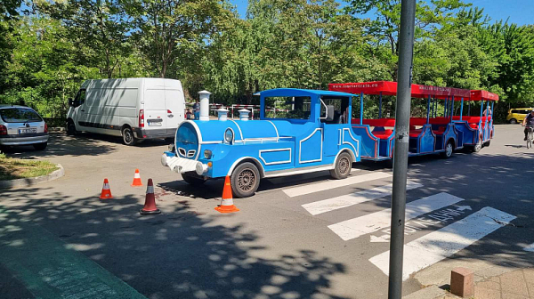 Пиян шофьор заби атракционно влакче в магазин в Слънчев бряг, има пострадал