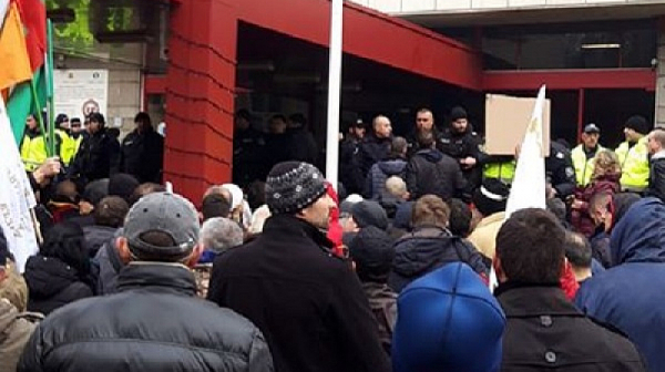 Докато перничани викат „мафия“ и „оставка“ пред МРРБ, полицията ги обгази