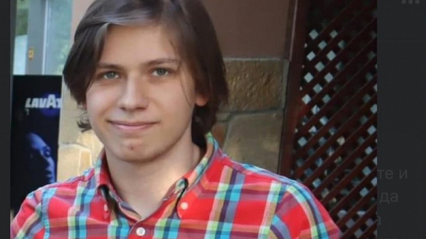 Издирват 20-годишен младеж от Пловдив. Качил се на влака от Стара Загора и изчезнал