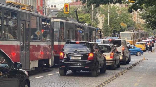 СО въвежда временни ограничения за паркиране и движение на коли в центъра на София