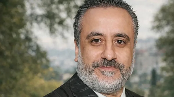 Турският продуцент Ерол Кьосе загина след падане от 16-ия етаж в Истанбул