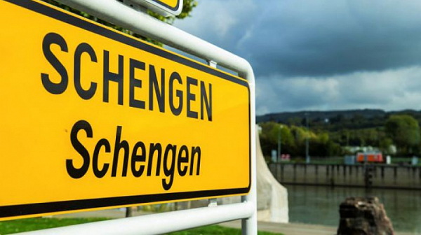 Трябва ли да приемаме повече мигранти, за да влезем в Шенген?