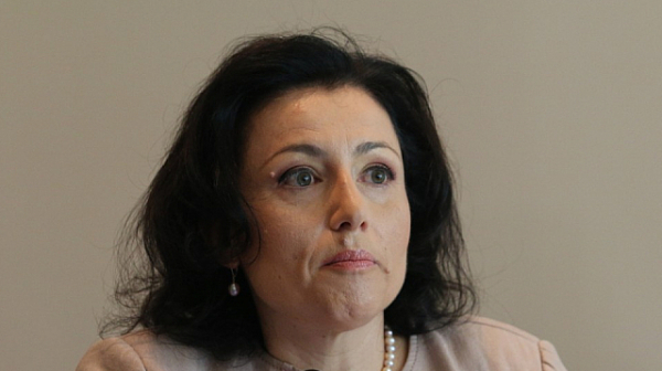 Министърът на земеделието Десислава Танева е под карантина