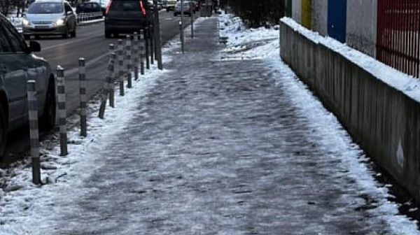 Големи глоби за непочистен от лед тротоар