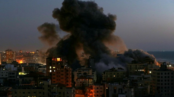 13-етажна сграда в ивицата Газа рухна след бомбардировка. Ракети паднаха и в Тел Авив