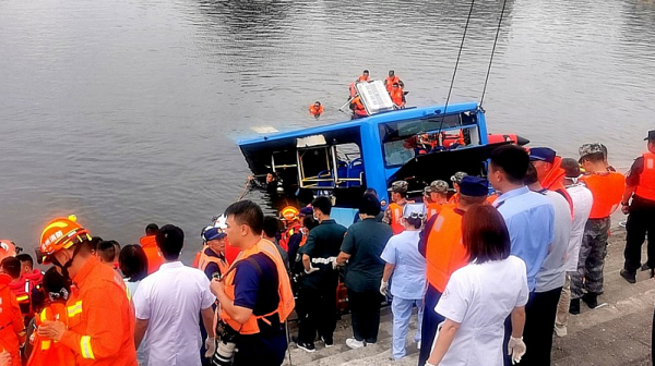 Автобус с ученици потъна в китайско езеро. Загинаха 21 души