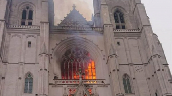 Пожар избухна в катедралата на френския град Нант