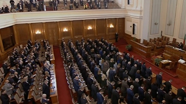 Депутатите се заклеха, Слави се включи онлайн